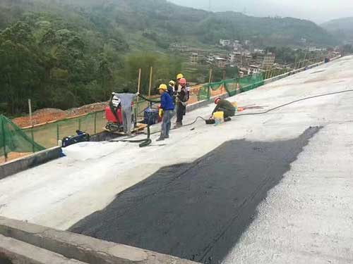 屋頂漏雨噴涂聚脲防水涂料施工案例